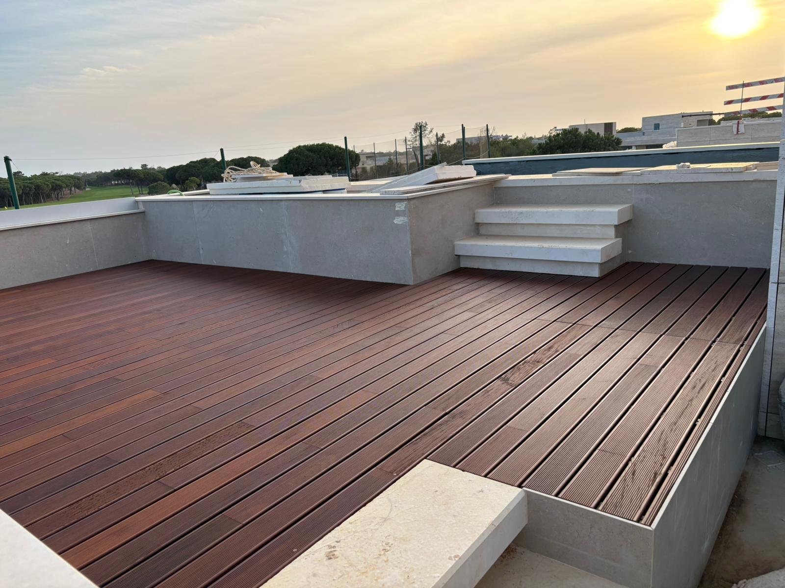 Terraço com deck panorâmico