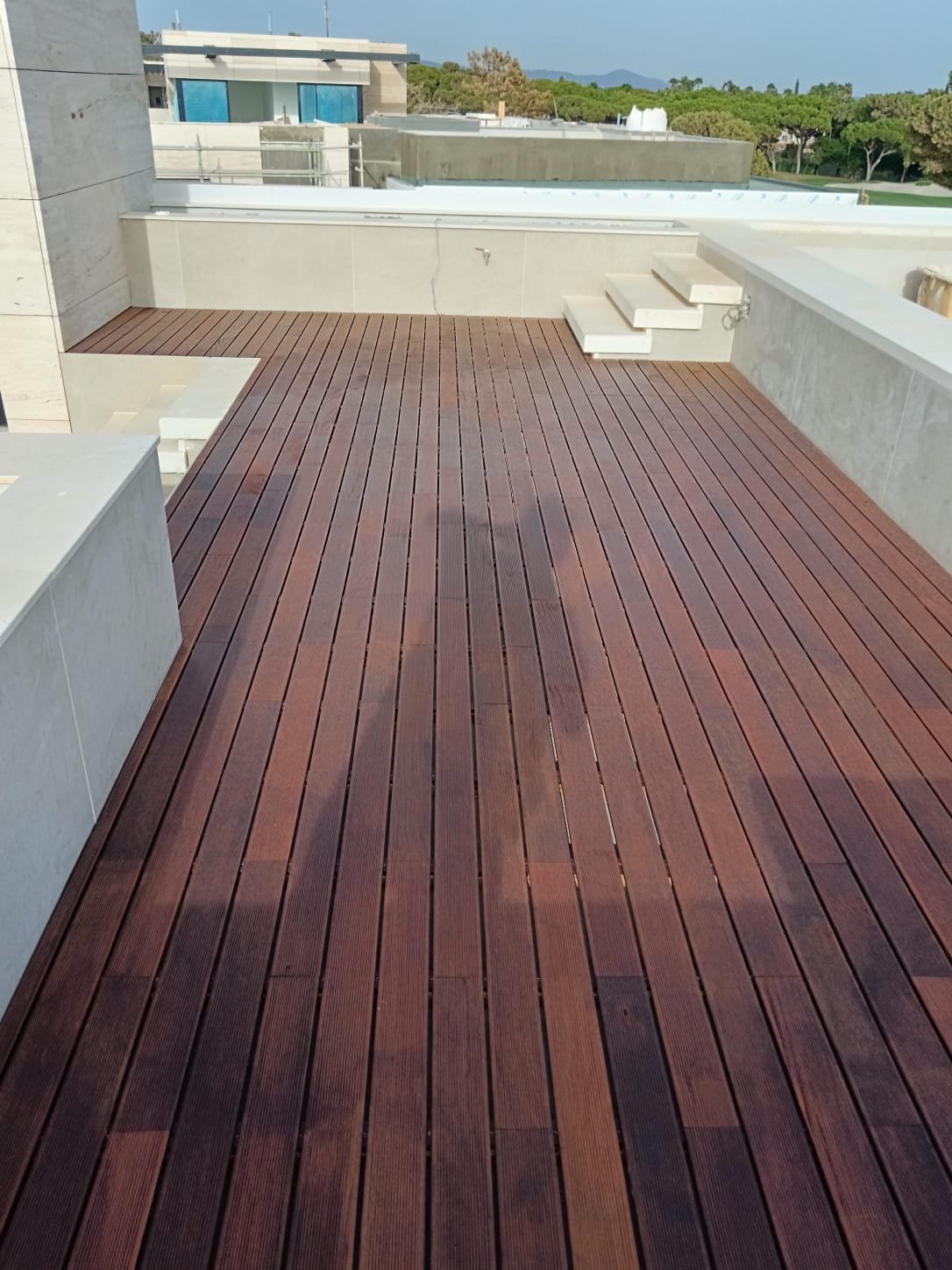 Trabalho de deck em madeira